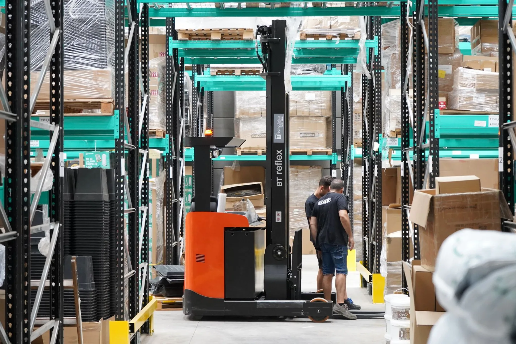Medarbetare i en modern lager- och logistikmiljö
